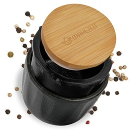 Mahlzeit Gusseisen Pfeffermühle Peppermill | Ø 7,5 x (H) 8 cm | schwarz | Bambusdeckel mit Silikonring | Gewürzmühle Pfeffermörser Kräutermühle Kräutermörser Gewürzreibe Gusseisenmörser - 1