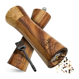 Schwarzwald Spirit Salz und Pfeffermühle Holz Klein (16,5 cm) - Set mit Pfeffer und Salzmühle - Gewürzmühle mit Keramikmahlwerk inkl. Reinigungspinsel, Rezeptbuch - Küchenhelfer Geschenkidee - 1